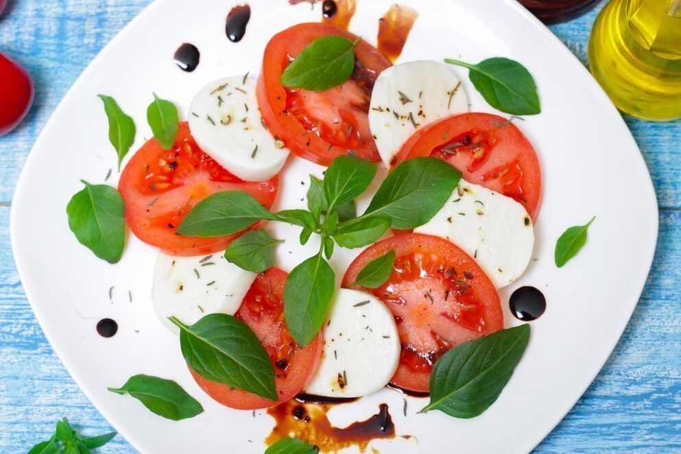 домати со сирење и билки за медитеранска исхрана