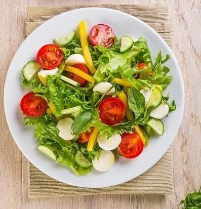 Една од опциите за диета со хељда за еден месец вклучува употреба на салата од зеленчук