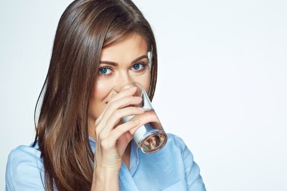 Употребата на чиста вода е предуслов за излегување од диетата со хељда. 