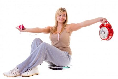 Девојка која сака да ослабе се храни здраво и по режим