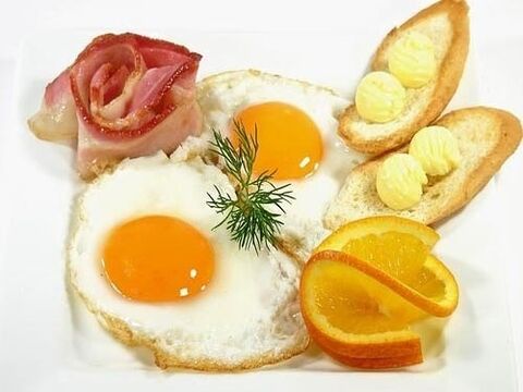 пржени јајца со сланина како забранета храна за гастритис